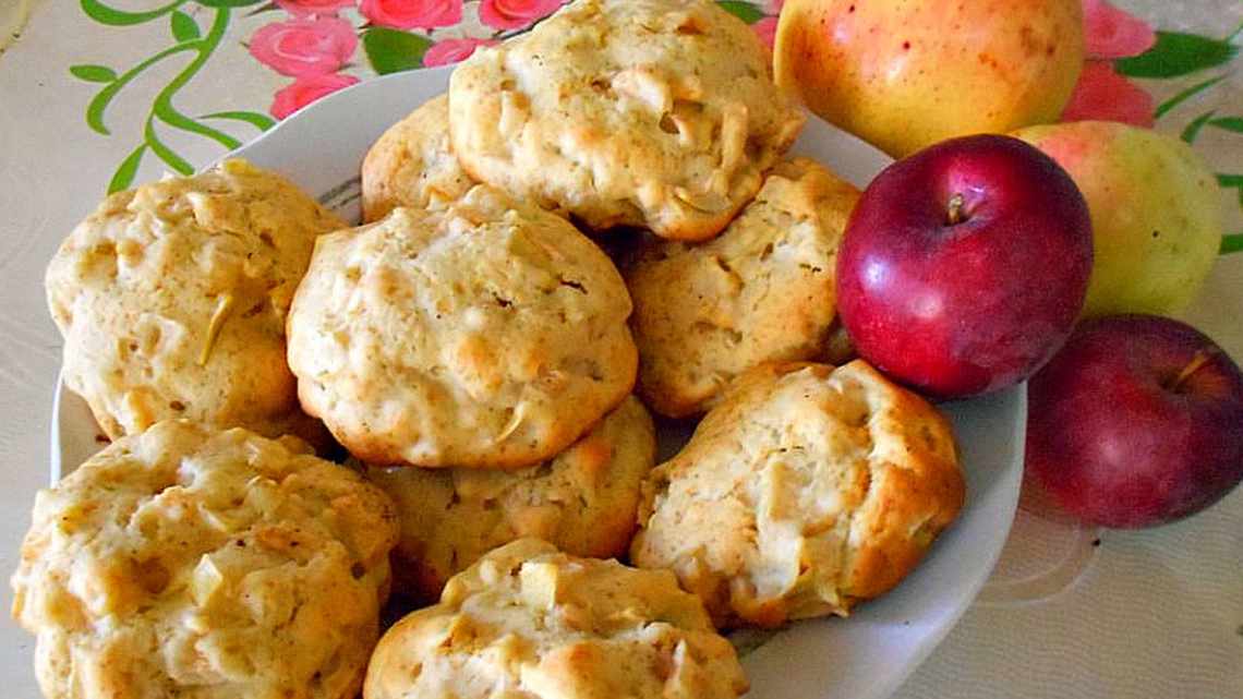Печиво з яблуками та горіхами