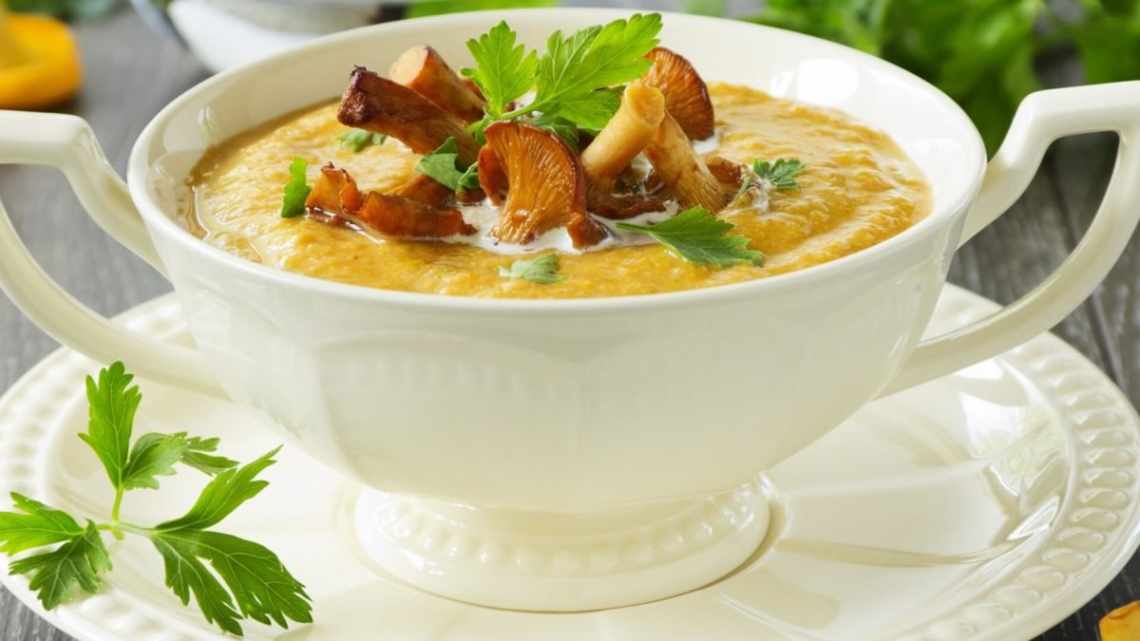 Вершковий суп з часниковими грінками французькою
