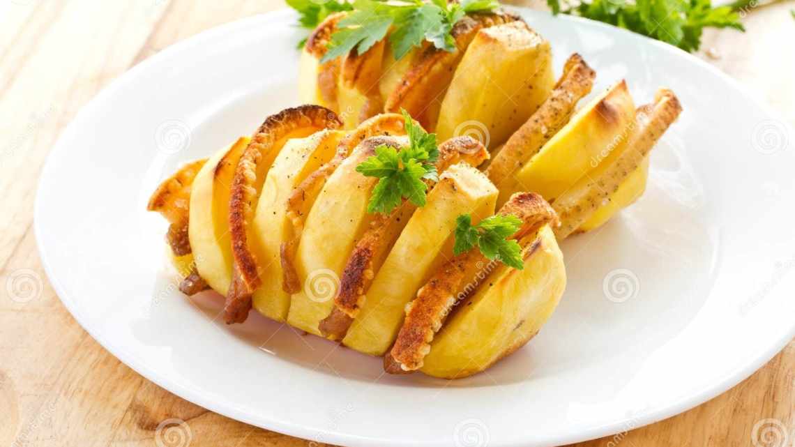 Картоплю-гармошку з ковбасою і сиром у духовці