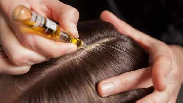 3 лайфхаки, які допоможуть зупинити випадання волосся