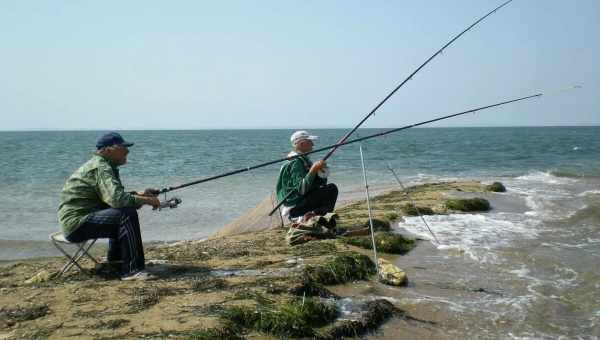 Рибалка з морського берега в Ніцці