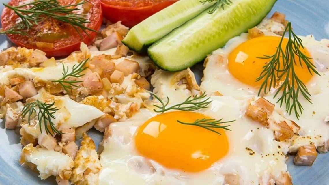 Яєчня в мультиварці - просто! Рецепти яєчні в мультиварку; базіка, глазунья, з помідорами, сиром, ковбасою, на пару