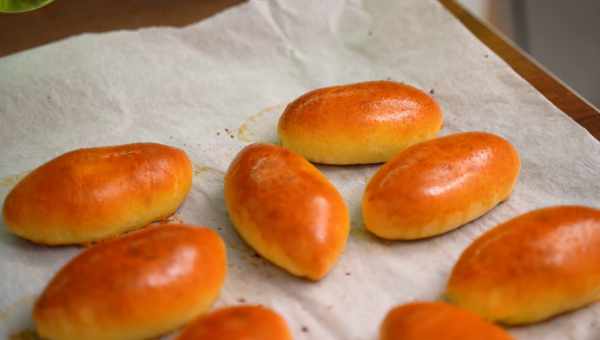 Сонечко на блюдці - мамині пиріжки з абрикосами в духовці. Добове, шаре і творожне тісто для пиріжків з абрикосами в духовці