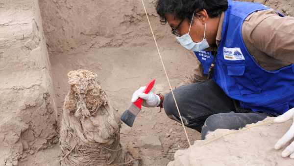 Археологи виявили 4800-річну мумію матері з дитиною