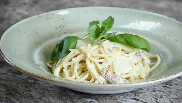 Італійська паста з сьомгою в часно-вершковому соусі - рецепт