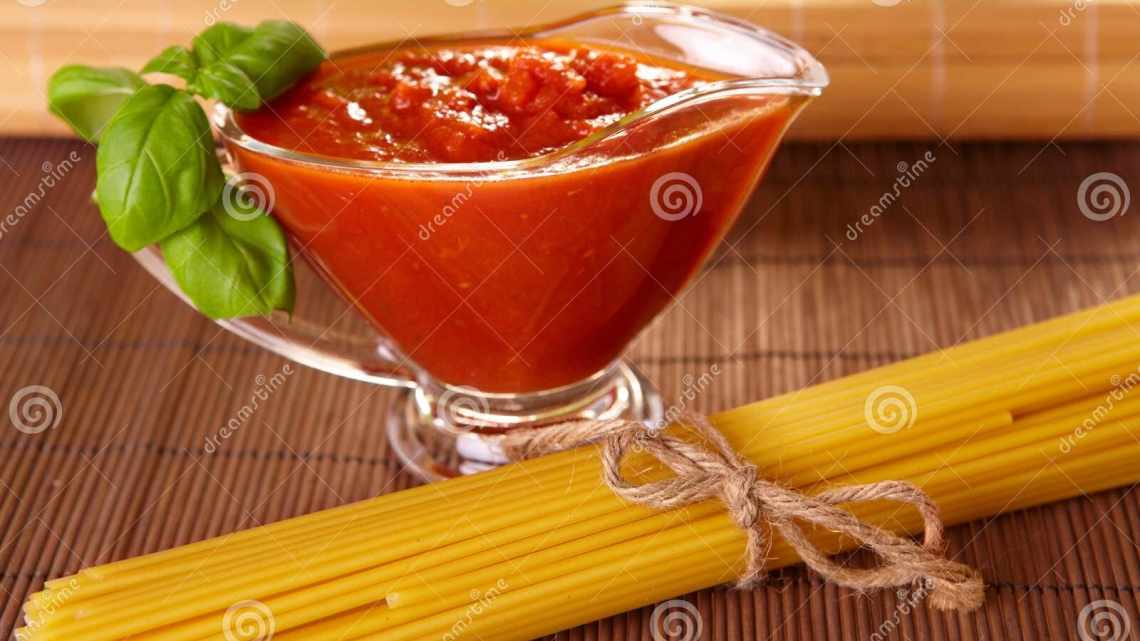 Паста з томатним соусом і ароматними травами