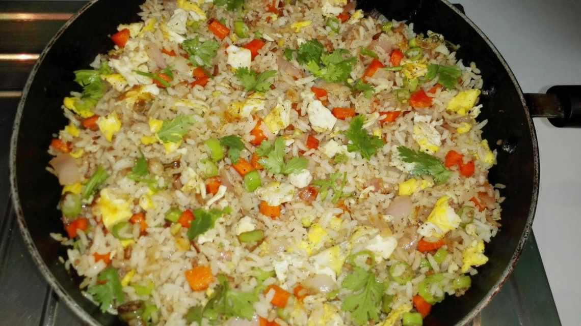 Смажений рис з яйцем, м'ясом і овочами по-китайськи