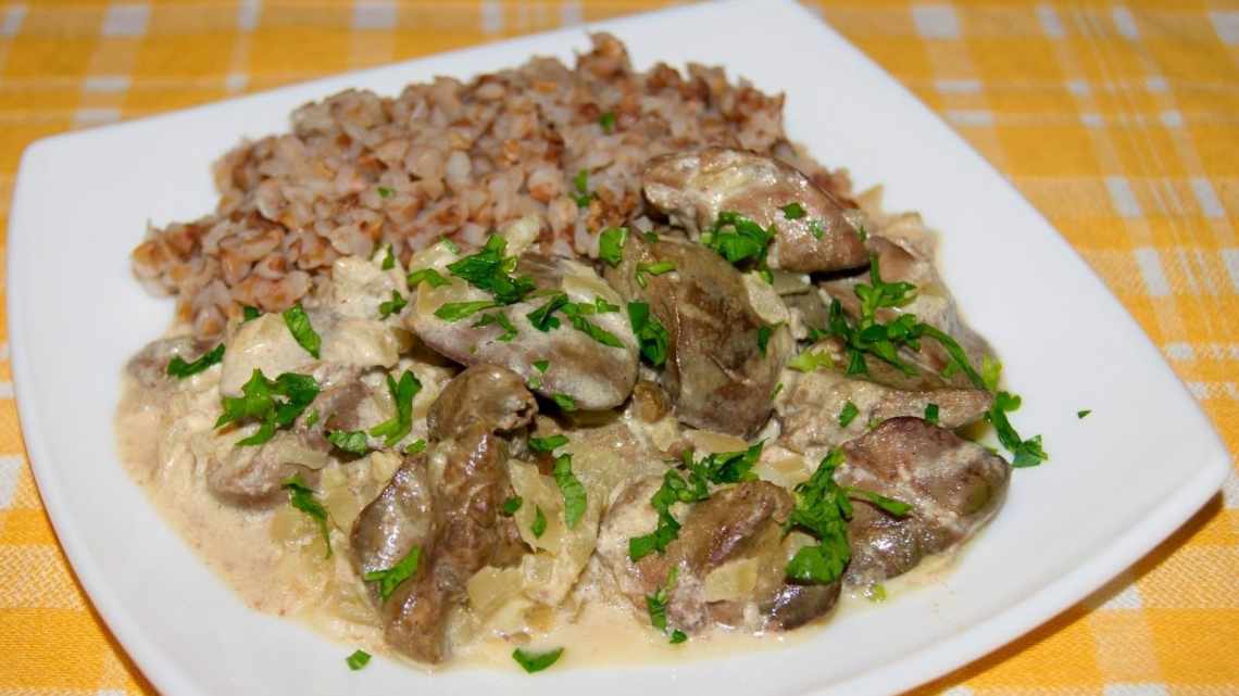 Печінка кролика з грибами в сметаному соусі на сковороді