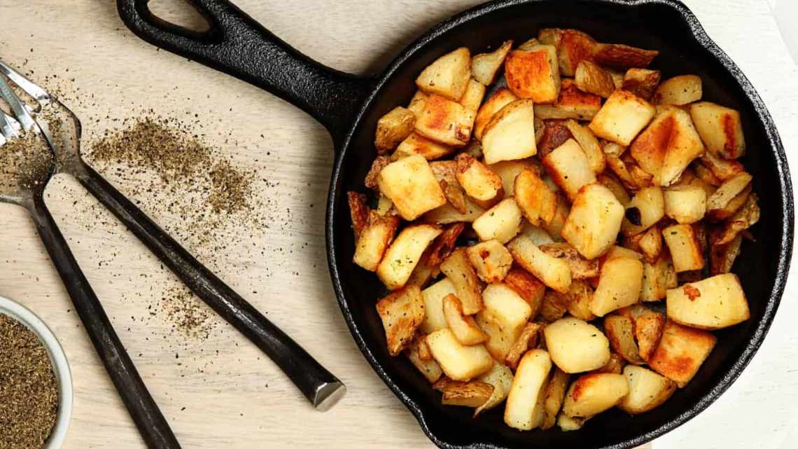 Смажена картопля з тушонкою на сковороді