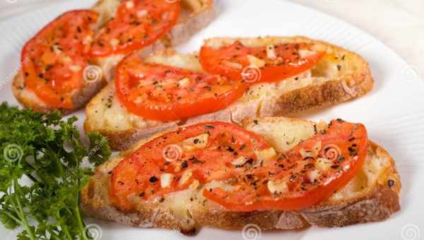 Гарячі бутерброди з помідорами і сиром