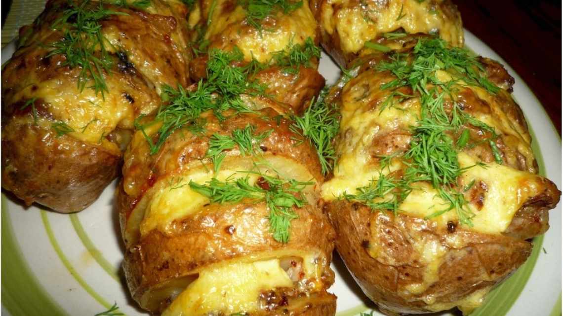 Картопля-гармошка з грибами в духовці