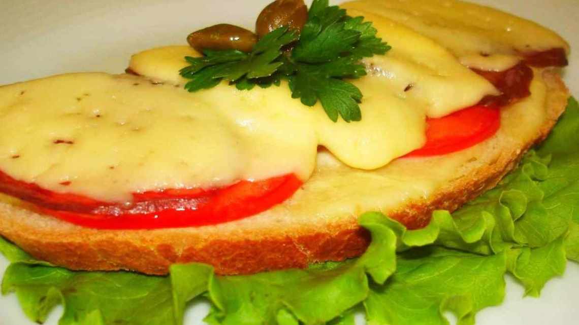Гарячі бутерброди з ковбасою, сиром і помідорами