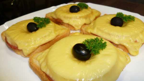 Гарячі бутерброди з баликом і ананасами на сковороді