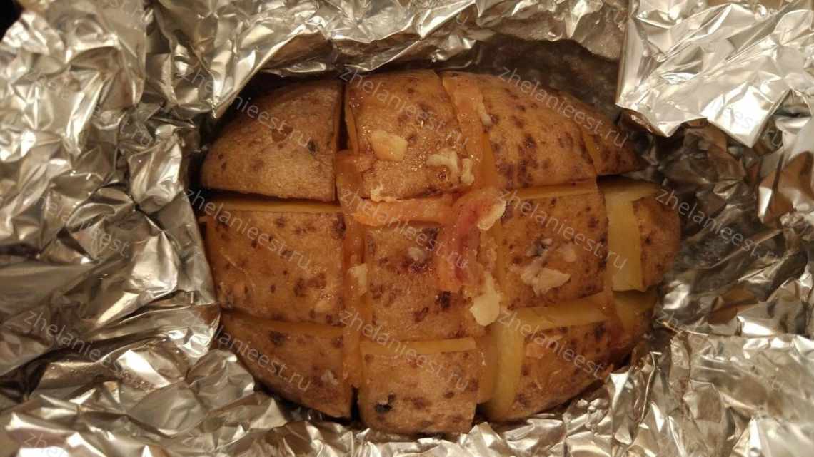 Картопля з качкою у фользі в духовці