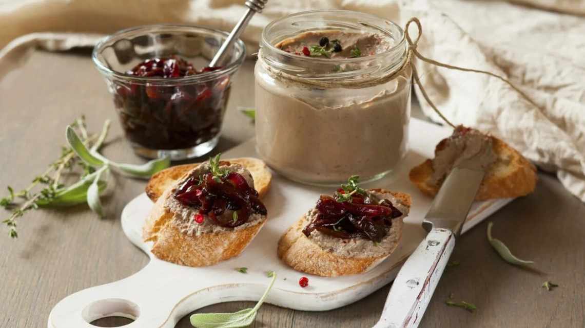 Паштет зі свинячої печінки з маслом і вершками