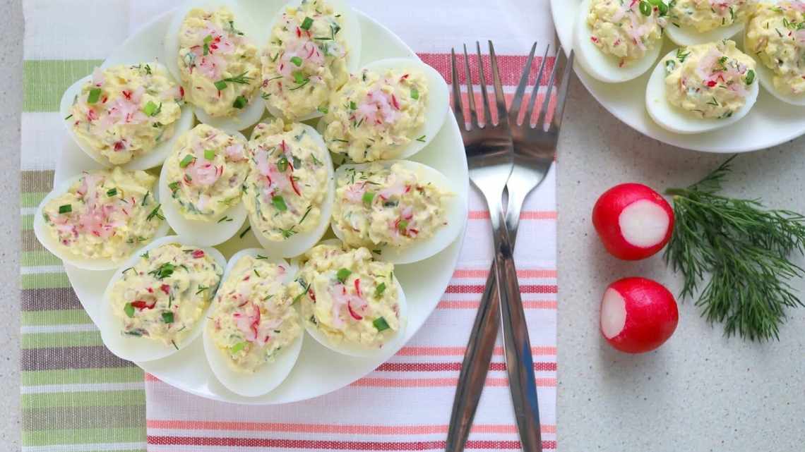 Яйця, фаршировані крабовими паличками