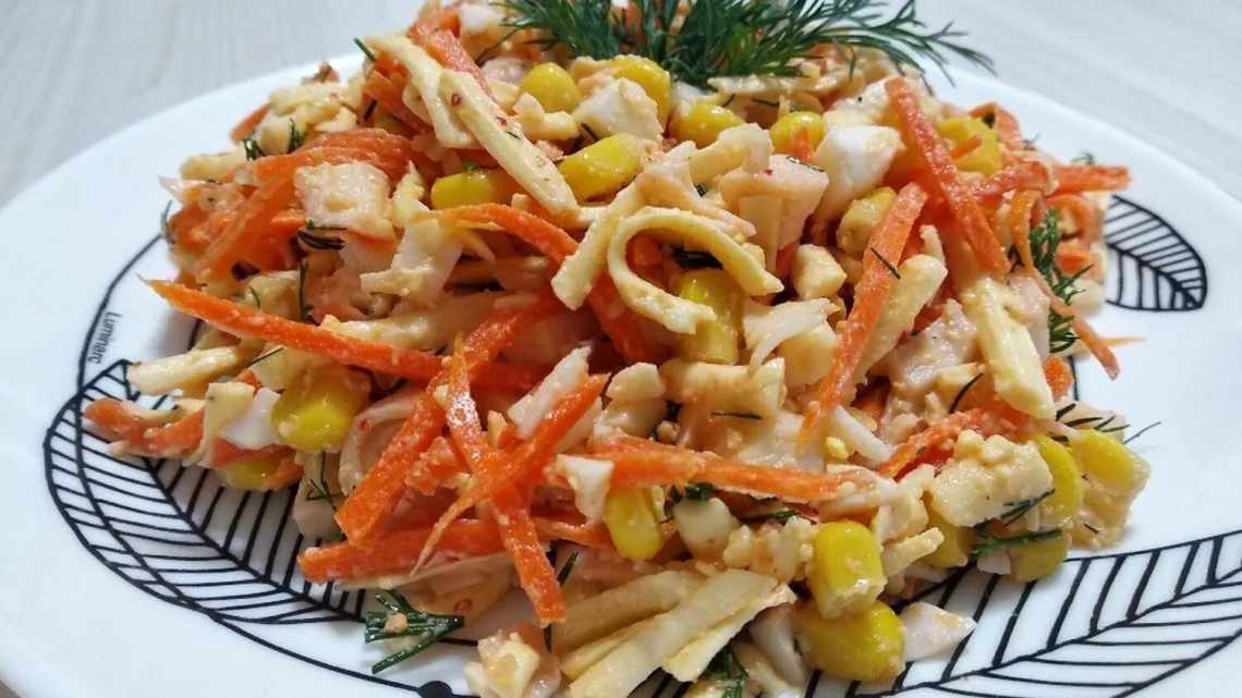 Салат з копченою куркою, корейською морквою, сиром і яйцями