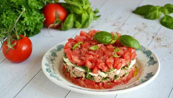 Салат з ковбасою і помідорами