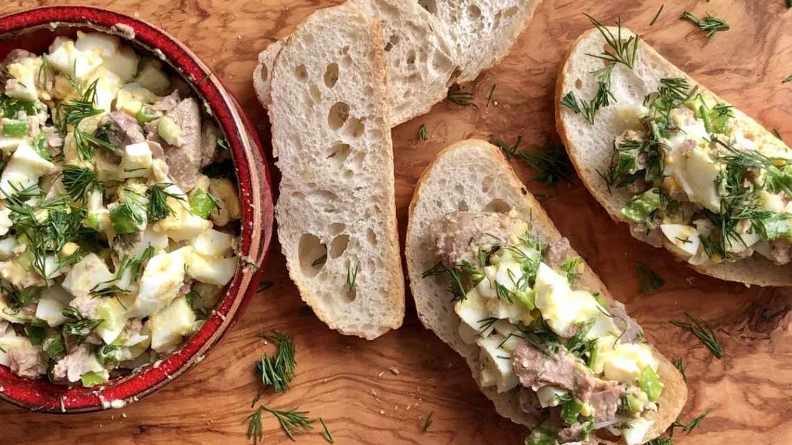 Салат з печінки тріски з маринованими огірками