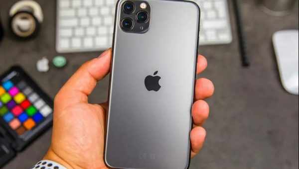 iPhone XI з трьома камерами? Краще не треба!