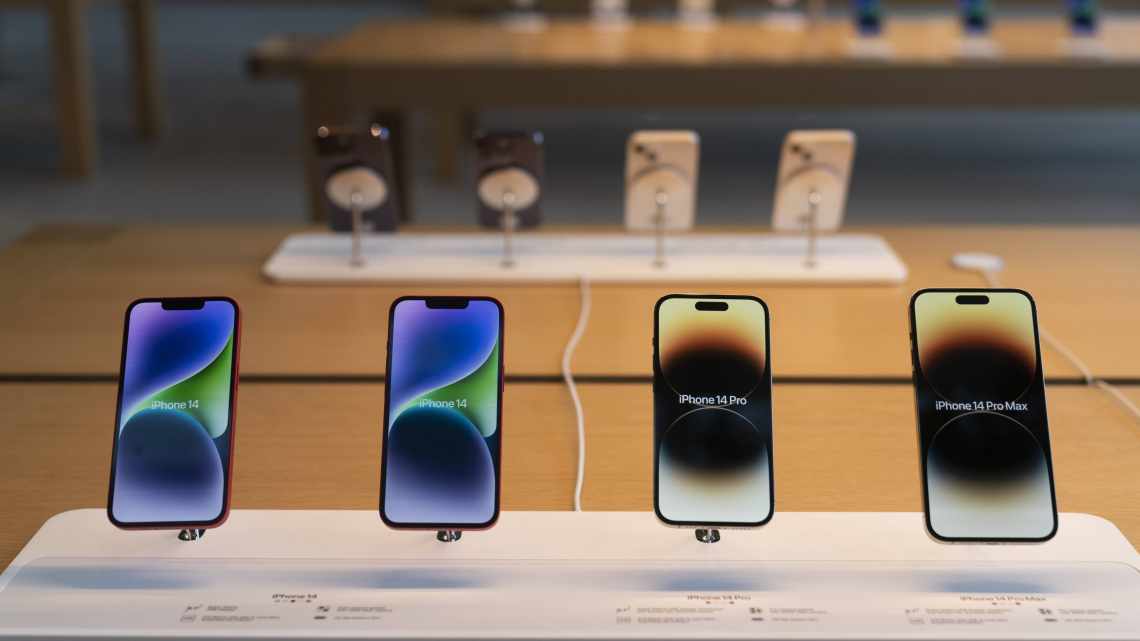 Samsung вимагає у Apple штраф за низькі продажі iPhone