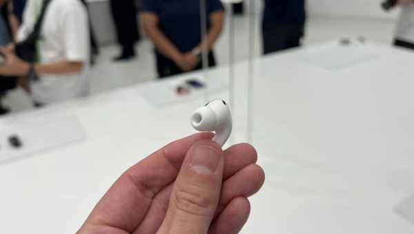 Як змінилася якість звуку в AirPods 2. Відповідають власники