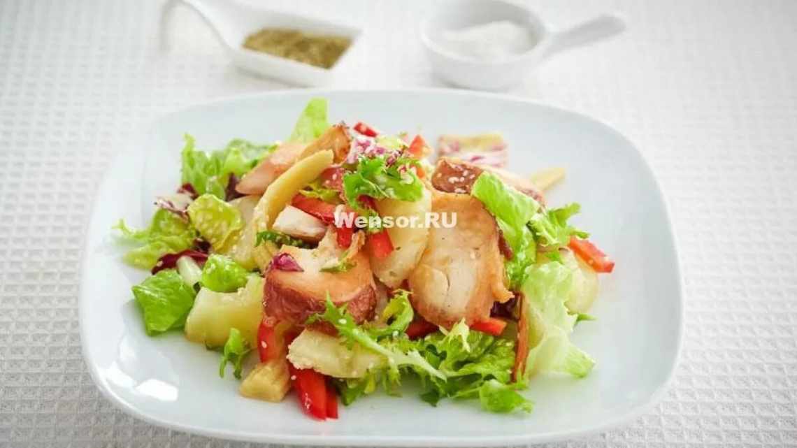 Салат з грушею і копченою куркою