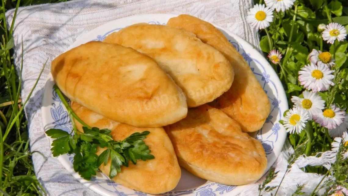 Пиріжки з горохом, смажені на сковороді