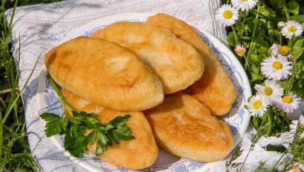 Пиріжки з горохом, смажені на сковороді