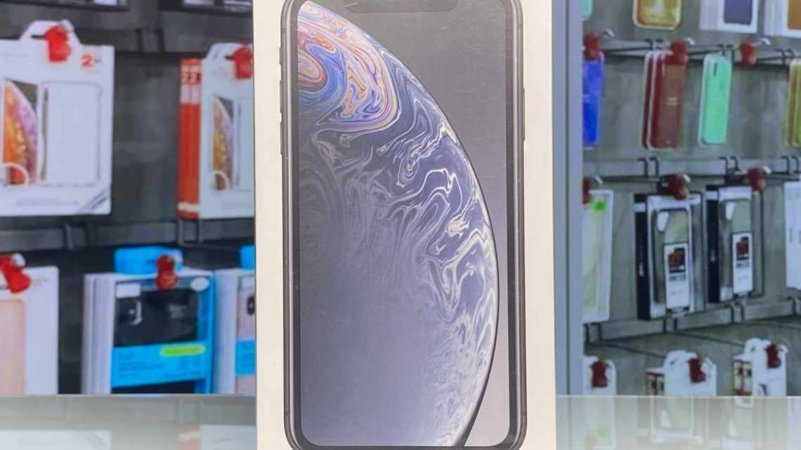 Власники iPhone XR скаржаться на фарбу, що злазить з корпусів