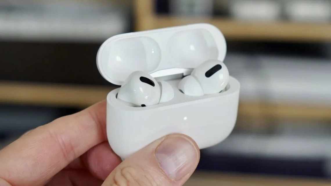 Що робити, якщо один навушник AirPods погано заряджається?