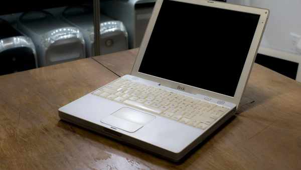 iBook G3 (Late 2001): Включіть до комплекту викрутку...