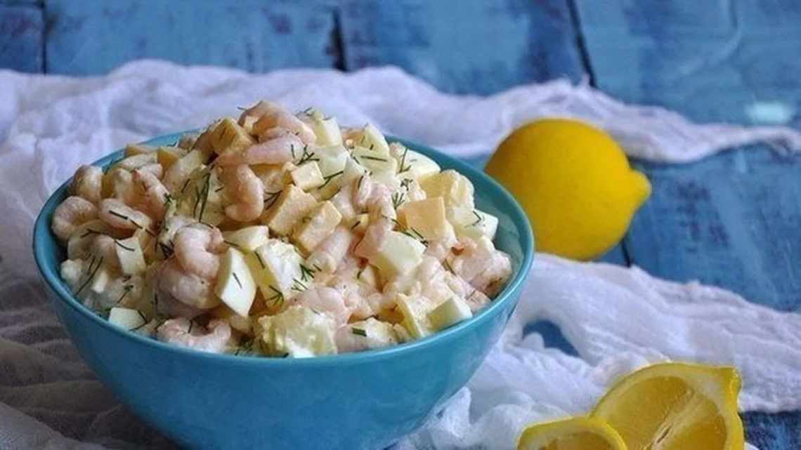 Салат з селером, креветками і ананасом