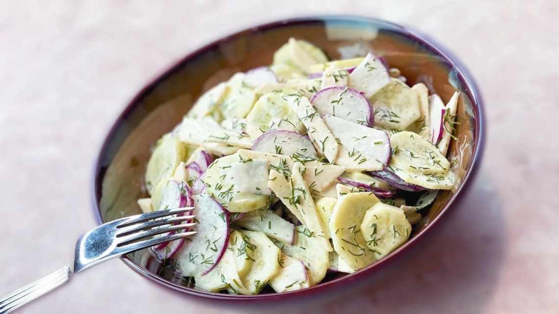 Салат з редискою, огірками і сиром