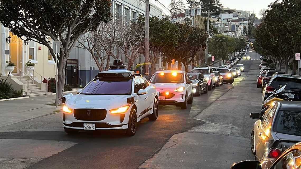 Waymo показала роботаксі без керма