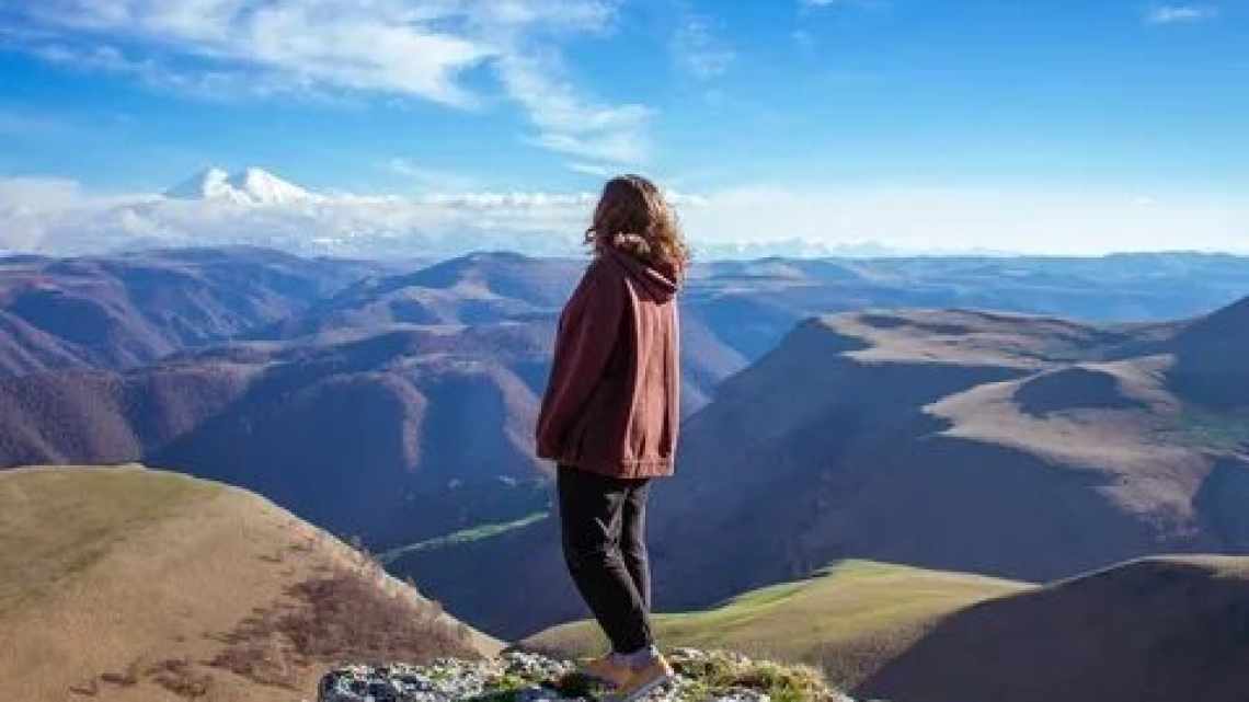 Зв'язок між прогулянками новими місцями і гарним настроєм виявився двостороннім