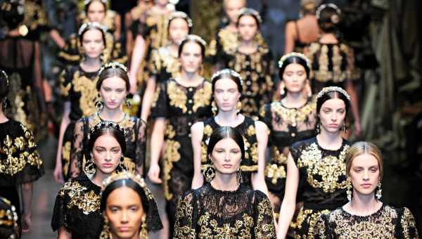 Fashion-дайджест: святкові колекції Versace і Dolce & Gabbana, атмосферний кампейн Dior та інші новини