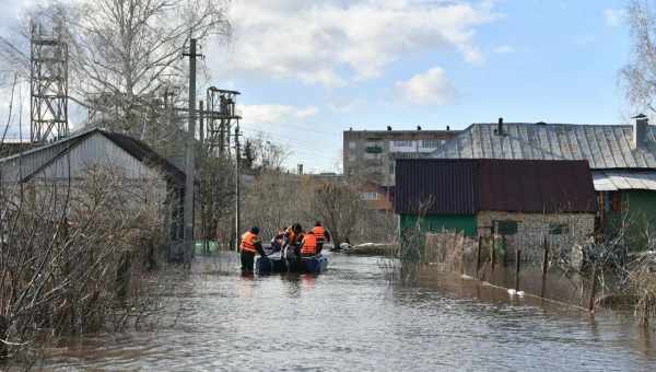 Жителів одеського райцентру лякає кривава річка