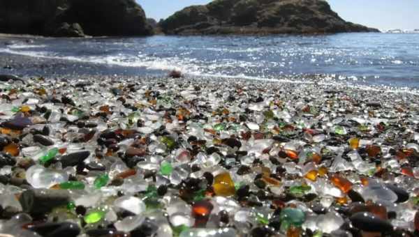 Вода на пляжі в Каліфорнії світиться блакитним світлом