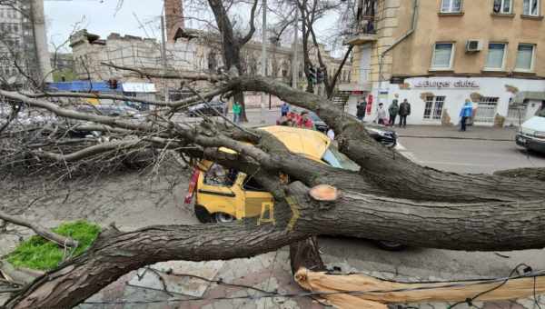 У шотландському селі поруч з будинком впала з неба величезна брила льоду