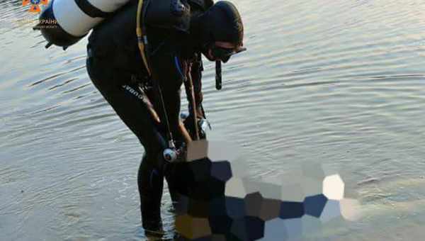 Зняли пливучий у воді труп свині, у якої замість копитець були людські пальці