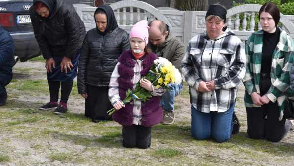 «Чарівка!»: молода дружина Євгена Петросяна зняла його в ресторані