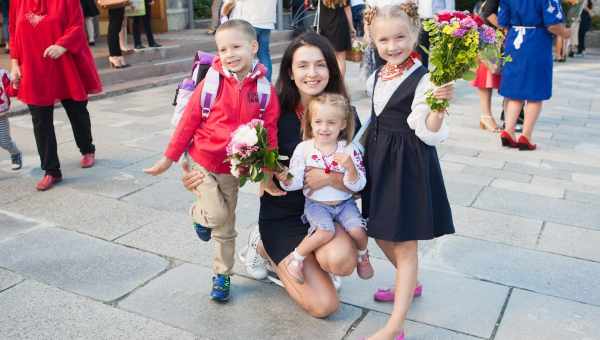 «Готуємося до 1 вересня»: Оксана Самойлова відвезла дочок на манікюр