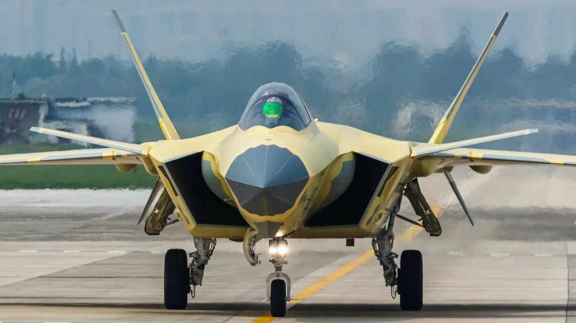 Двомісний китайський винищувач J-20 сфотографували на пробіжці