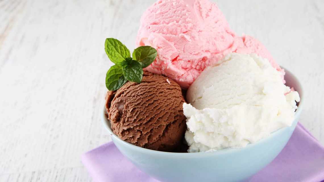Полуничне морозиво з творожком і білим шоколадом